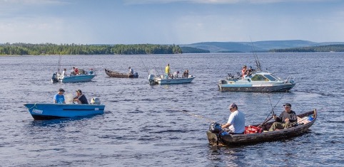 Kuvituskuva kalastajista Kemijärvellä